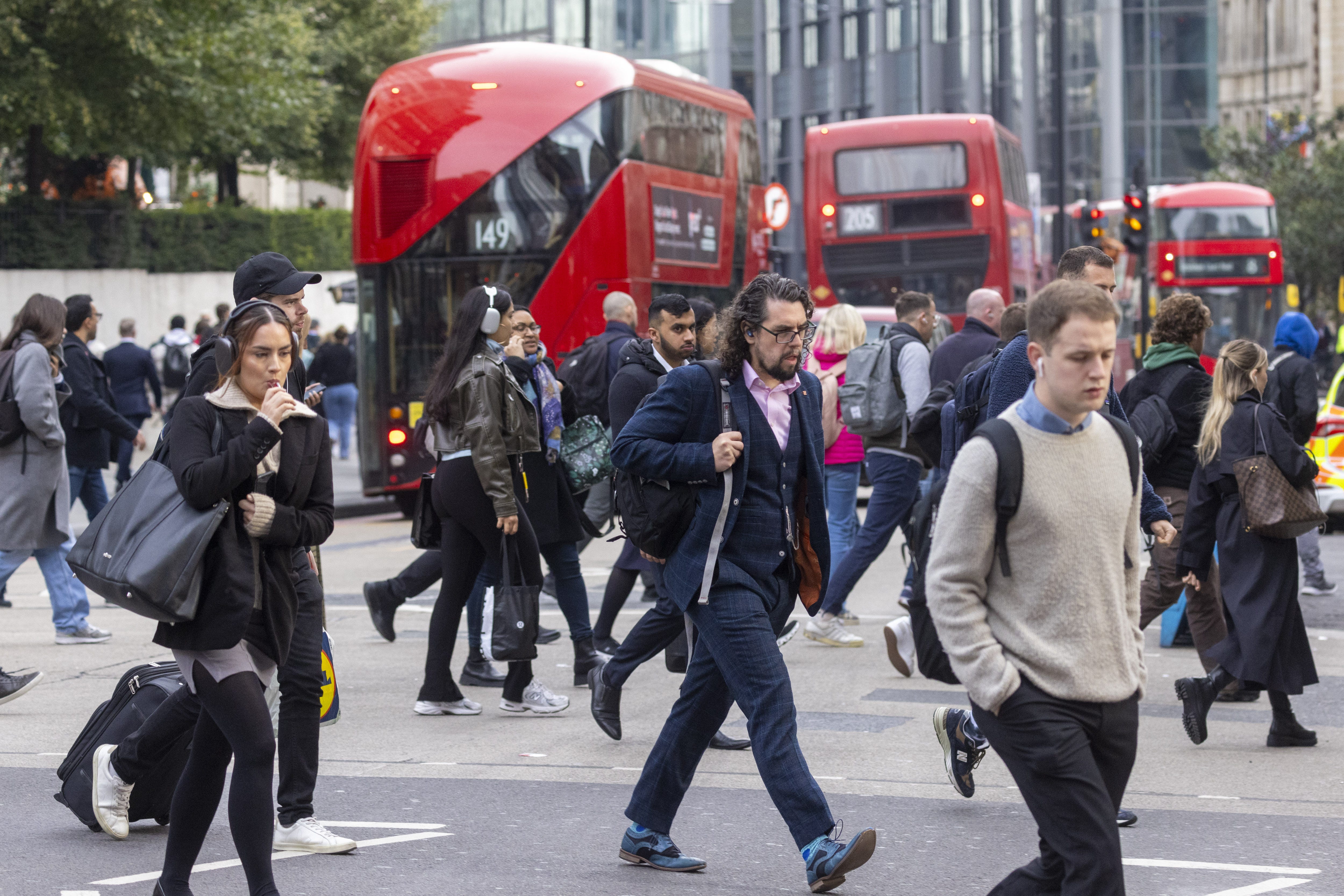 Brits keen on return to offices to avoid high heating fees in winter, report finds
