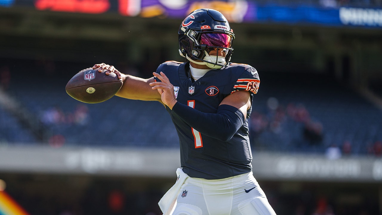 Read more about the article Former NFL veteran says Bears should trade away No 1 pick, stick with Justin Fields at quarterback