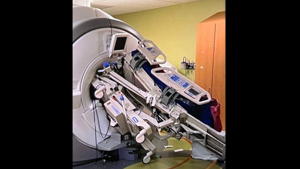 Uma máquina de ressonância magnética prende uma enfermeira em um acidente estranho