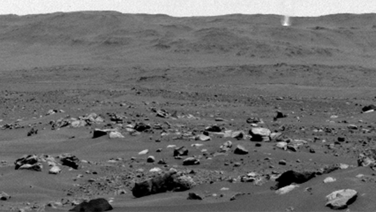 Mars Rover NASA sleduje 200 stop širokého prachového ďábla pohybujícího se po povrchu rudé planety