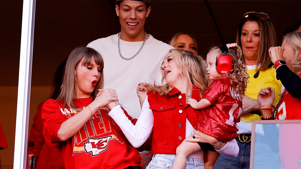 Taylor Swift, Brittany Mahomes show off new handshakes amid monster half for Patrick Mahomes, Travis Kelce