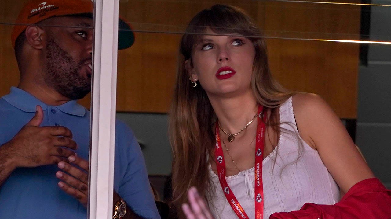 Taylor Swift appears at Chiefs-Jets game to support rumored boyfriend ...