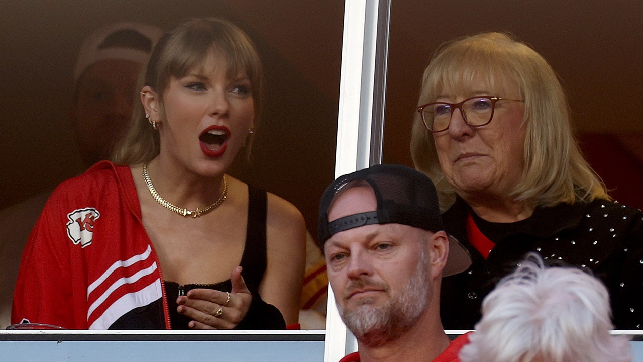 Taylor Swift's Chiefs Game Outfit Goes Viral - 💜 Taylorium