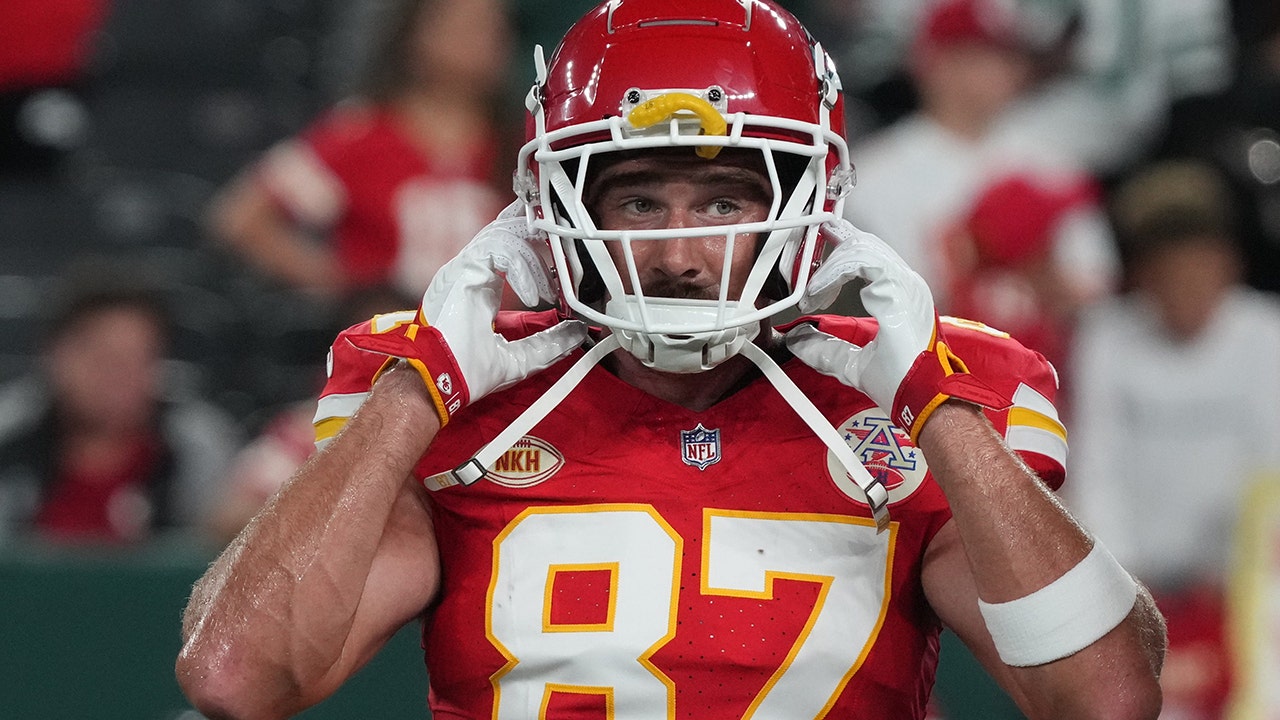 Travis Kelce and the Chiefs join in on friendship bracelet making