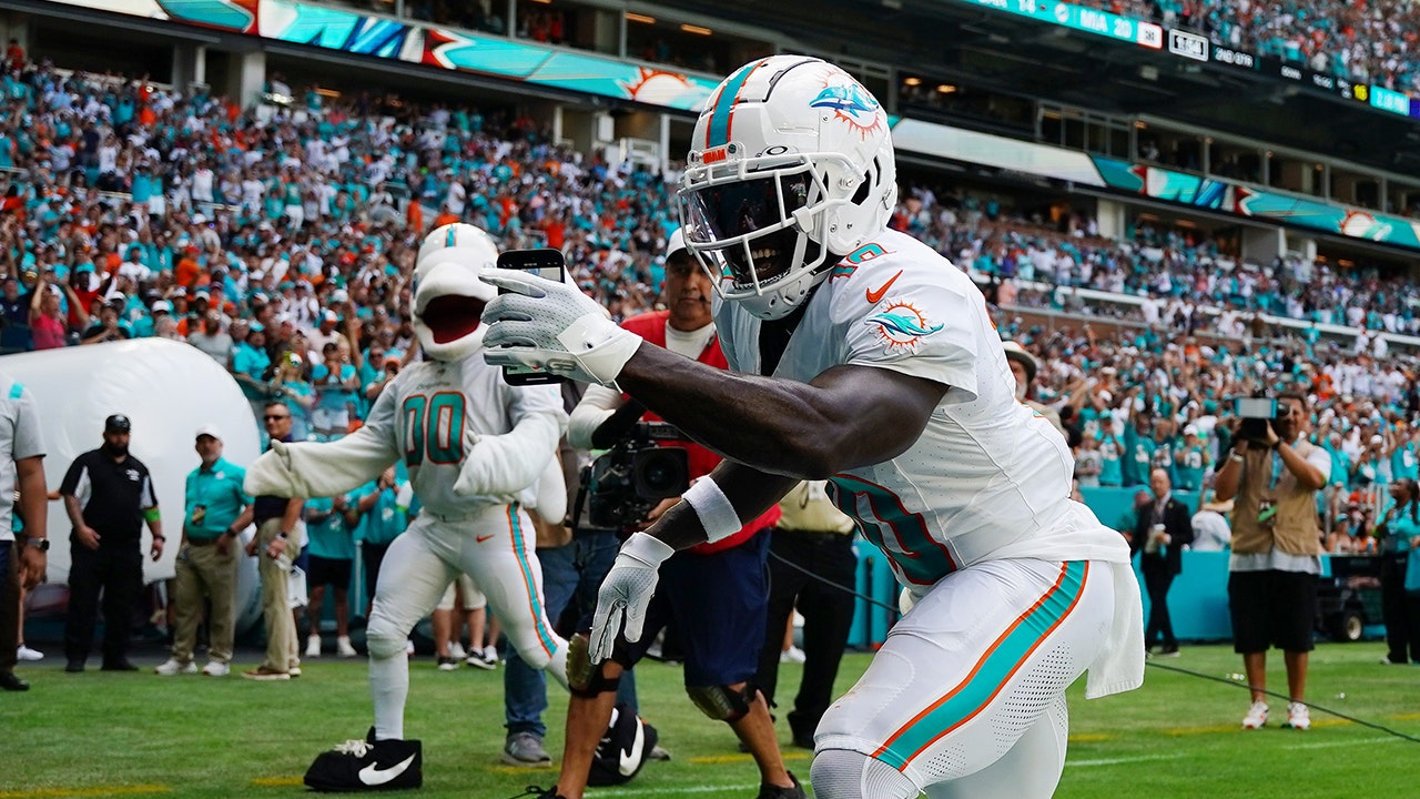 Dolphins' Tyreek Hill takes phone to perform dazzling celebration after ...