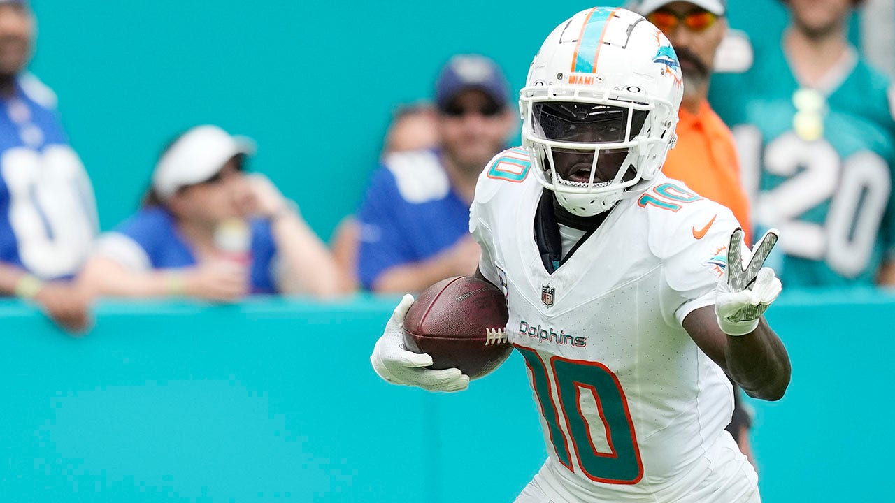 Dolphins’ Tyreek Hill fined over 10K for peace sign touchdown