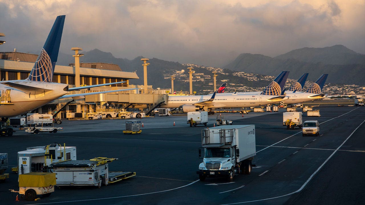 In Honolulu, medical situation in air traffic control room prompts airport flights to pause