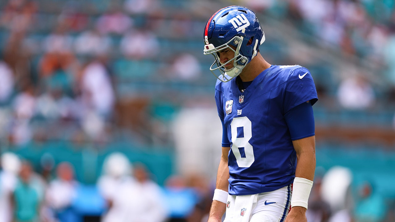 Giants' Daniel Jones sidelined with neck injury after sack, as