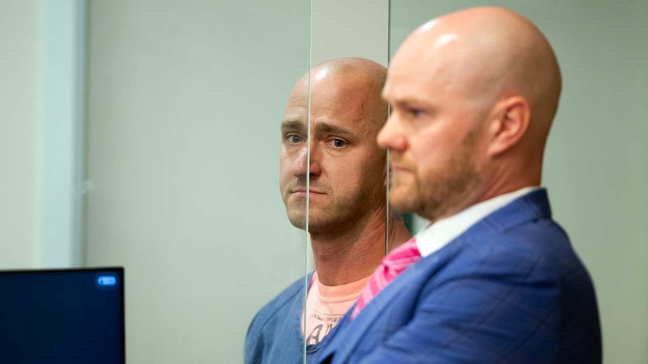 Former Alaska Airlines pilot tried to cut engines on psychedelic mushrooms