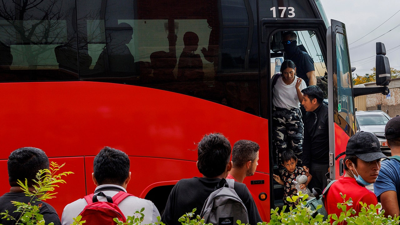 纽约市和芝加哥郊区背弃移民巴士，称无法应对涌入的移民潮