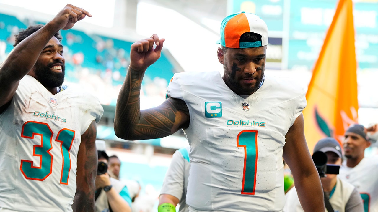 Dolphins' Raheem Mostert backs Tua Tagovailoa against 'system quarterback criticisms: 'He's a winner'