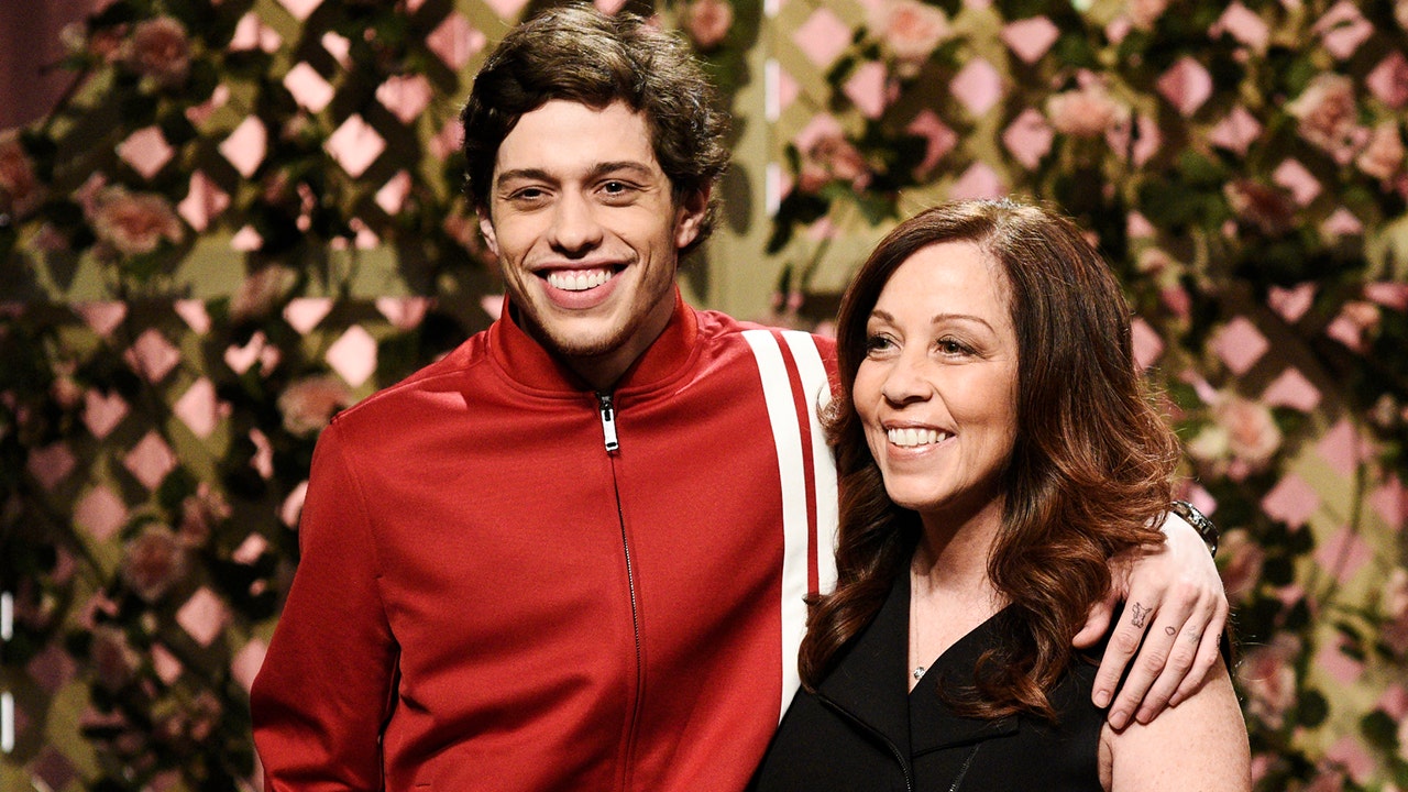 Pete Davidson admits he's trying to find his mom a date: 'She's a good catch'