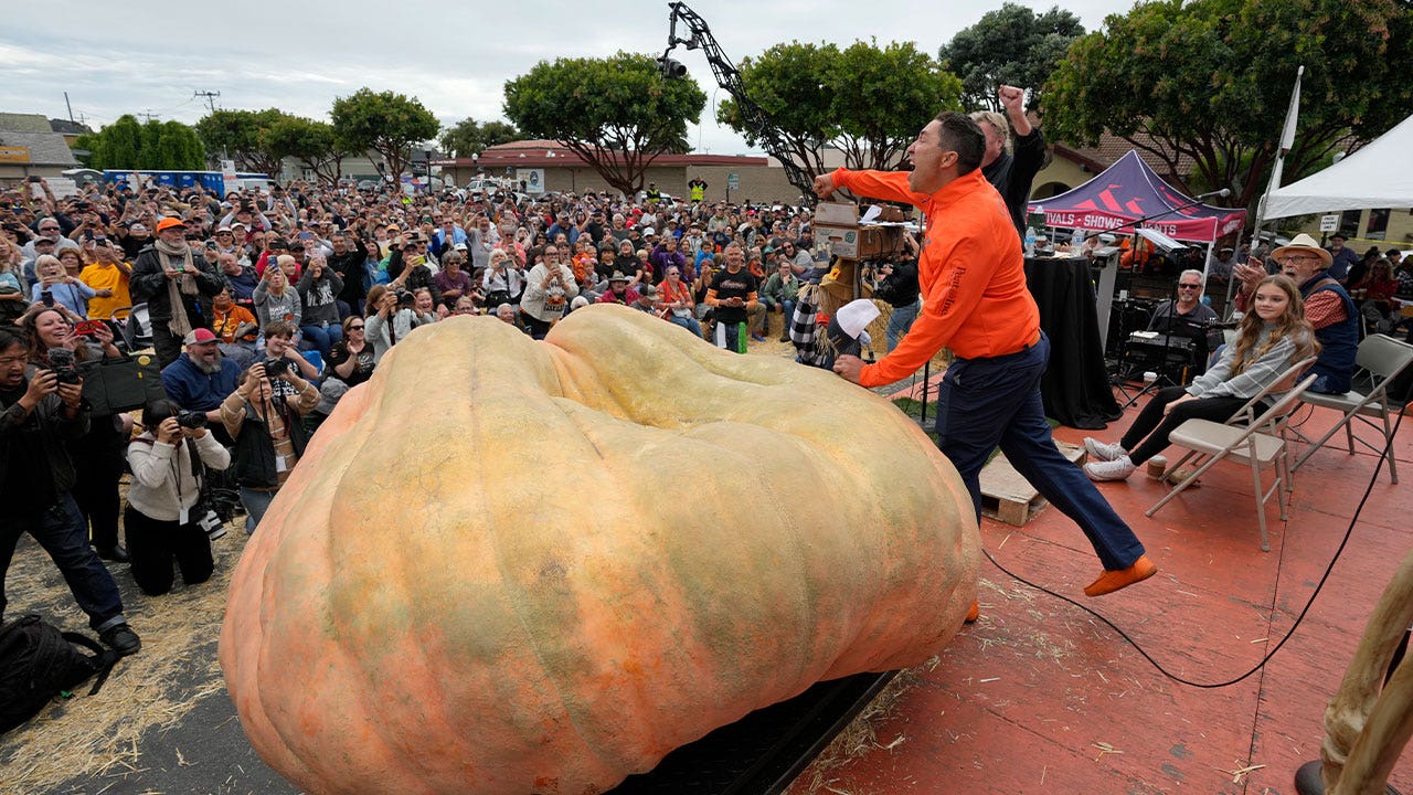 Pumpkin at California contest sets world record at 2,749 pounds