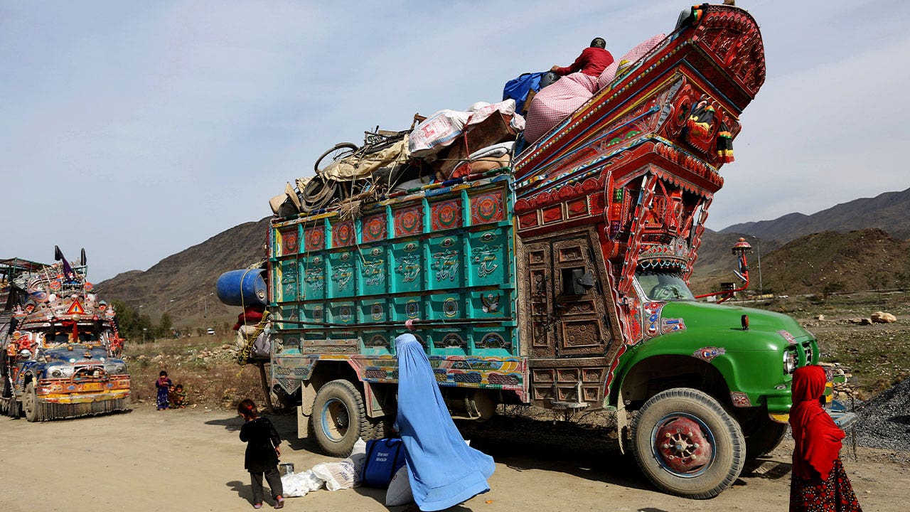 Pakistan announces big crackdown on its illegal migrants, including 1.7 million Afghans