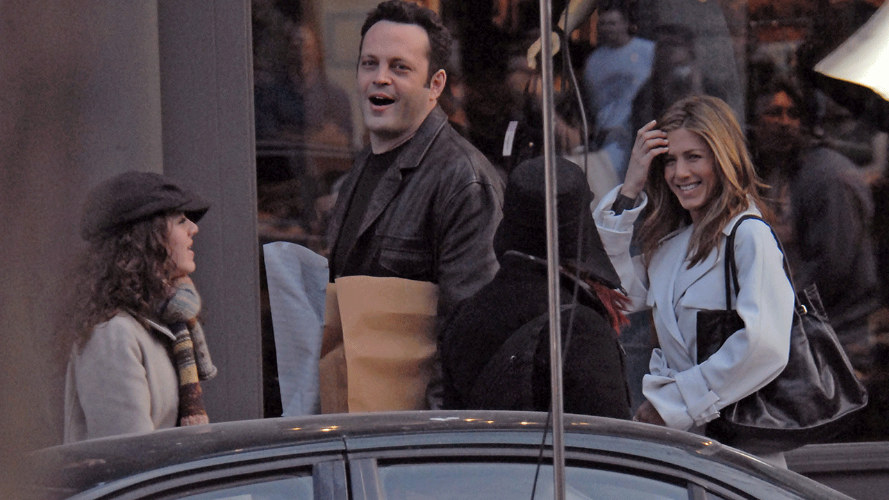 Vince Vaughn and Jennifer Aniston on set of "The Break Up"
