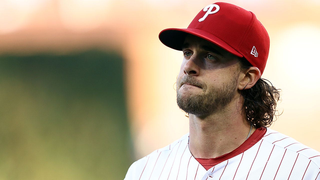 Aaron Nola inks 7-year deal to stay with Phillies