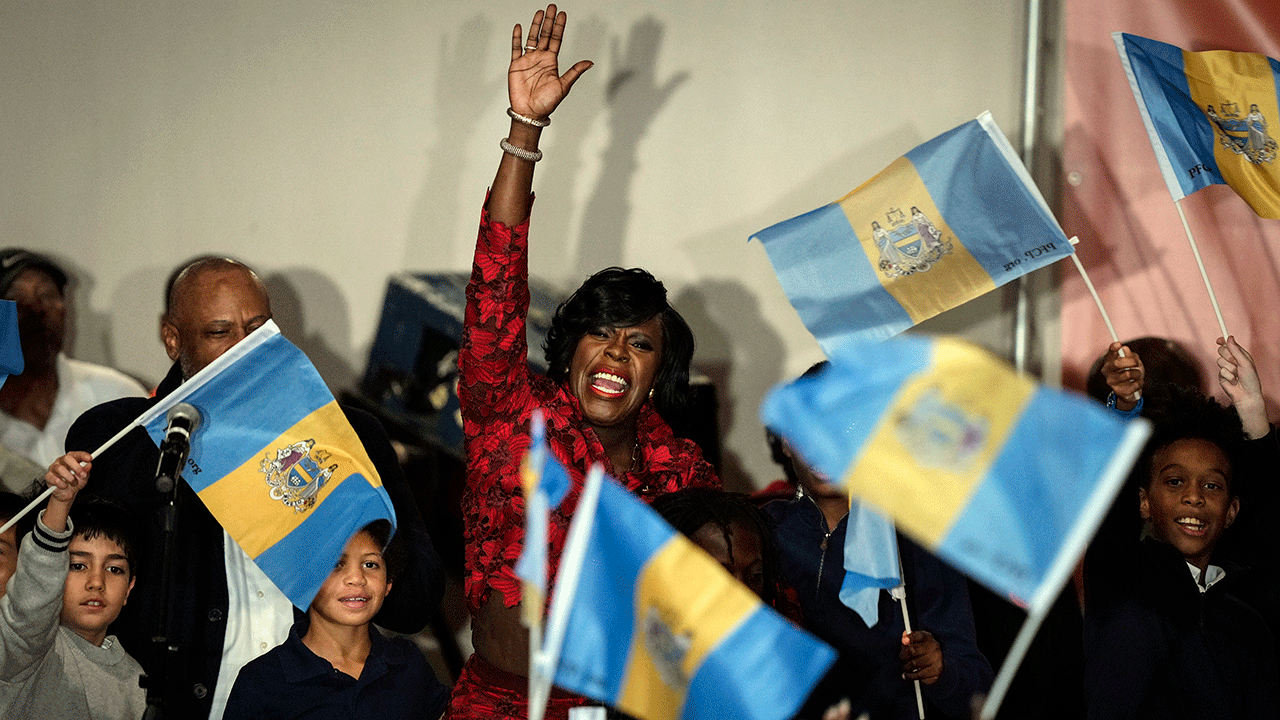 La alcaldesa electa de Filadelfia, Cherelle Parker, levanta la mano en señal de celebración