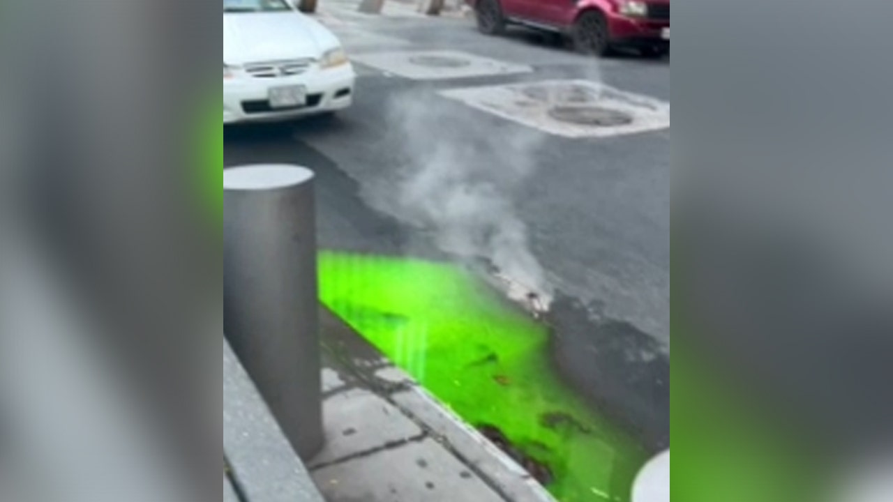 神秘绿色“粘液”流淌到纽约街头后，纽约人惊慌失措：“忍者神龟”