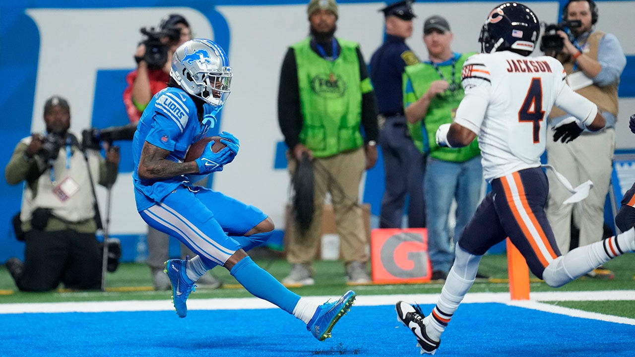 Lions put together 4th-quarter comeback to stun Bears in NFC North battle