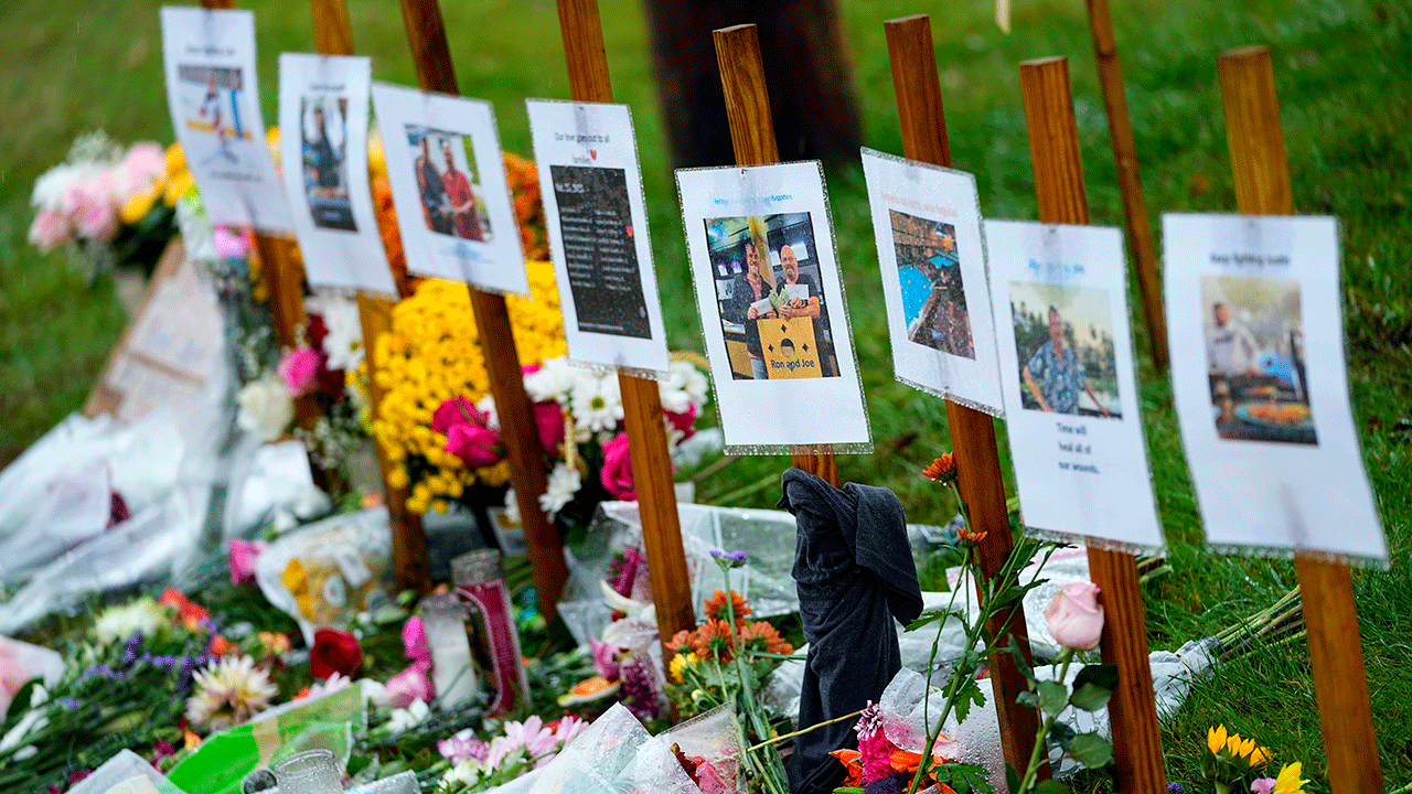 El 30 de octubre de 2023, junto al Schemengees Bar & Grille, en Lewiston (Maine), se erigen monumentos empapados por la lluvia en memoria de los fallecidos. Una comisión independiente que investiga el tiroteo masivo en el que murieron 18 personas en Maine el mes pasado solicitó el 20 de noviembre de 2023 poder de citación para poder obtener los expedientes del servicio militar del tirador.