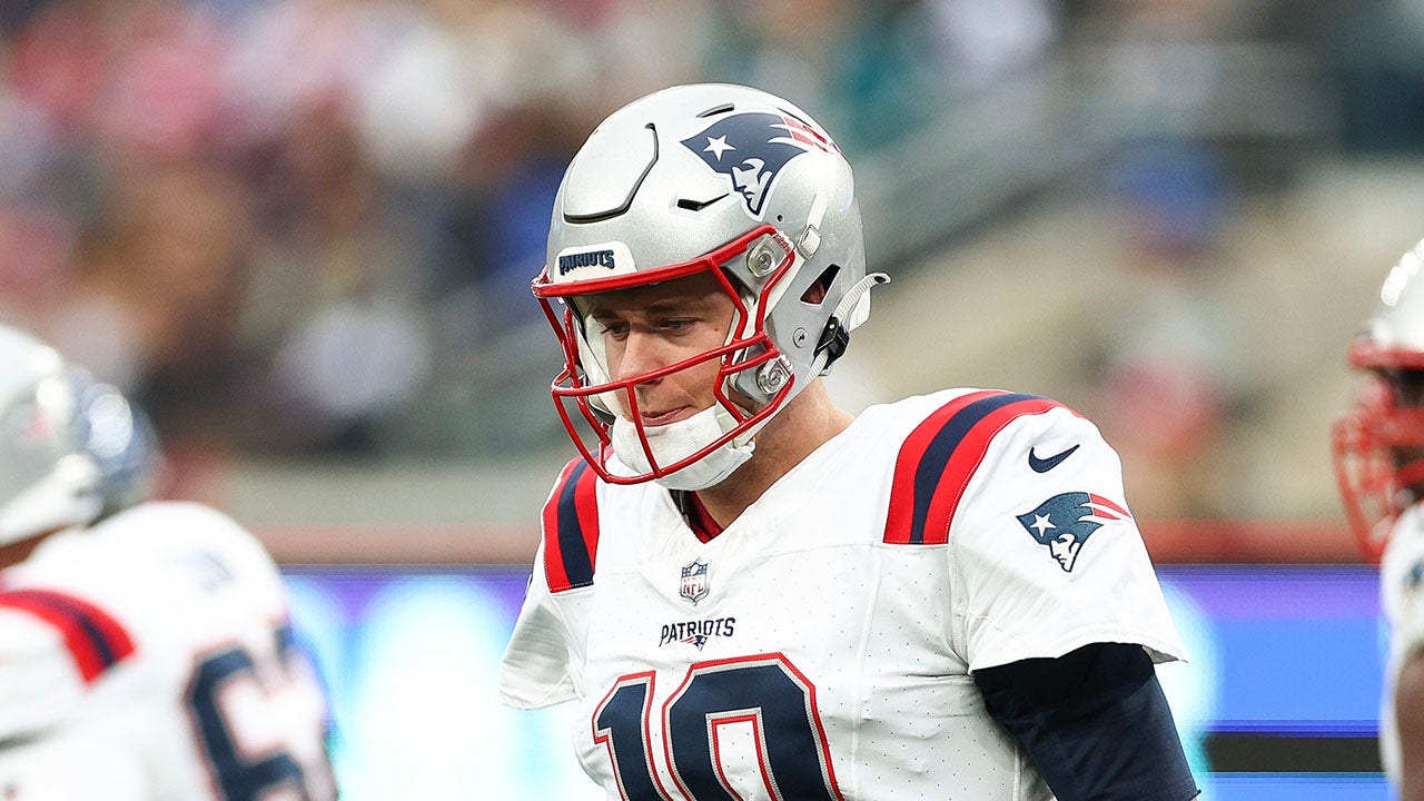 Read more about the article Patriots looking to trade Mac Jones, add next franchise QB in 2024 NFL Draft: report