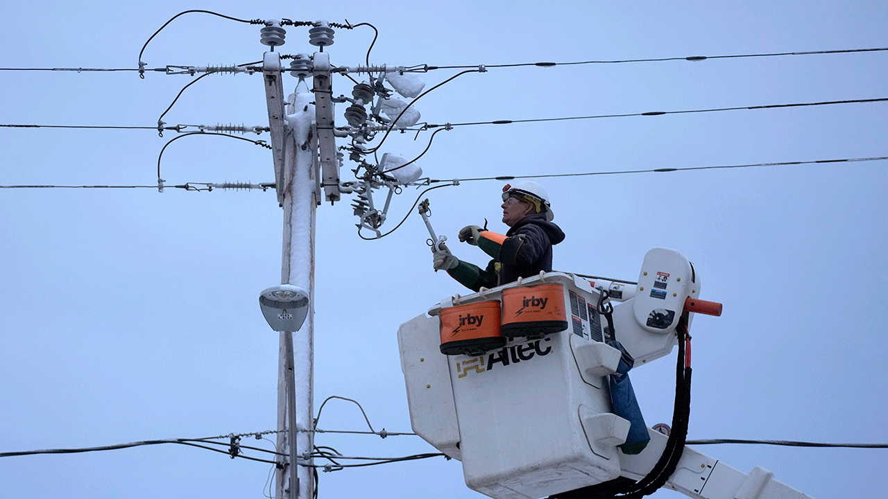 Maine lineman works to restore electricity