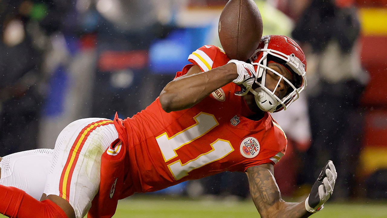 Chiefs’ Marquez Valdes-Scantling drops go-ahead TD pass, smashes helmet in frustration