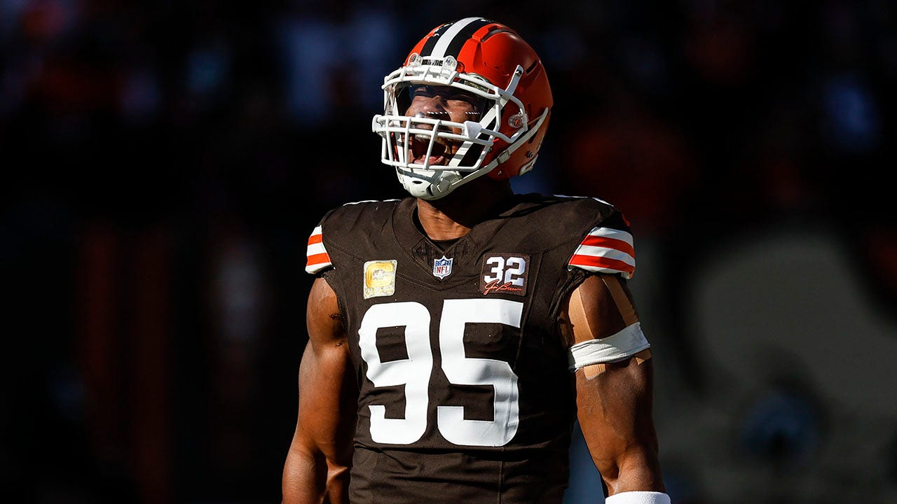 Browns’ Myles Garrett sets off alarms as he finds himself with Steelers helmet again