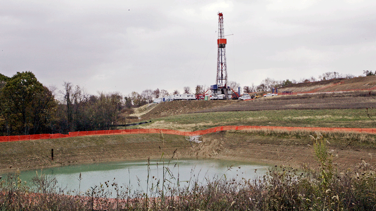 Drilling rig extracts natural gas