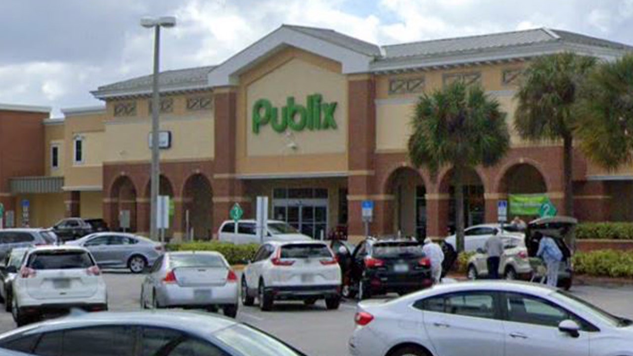 Florida police investigating after man stabbed to death during fight inside Publix; identities sought