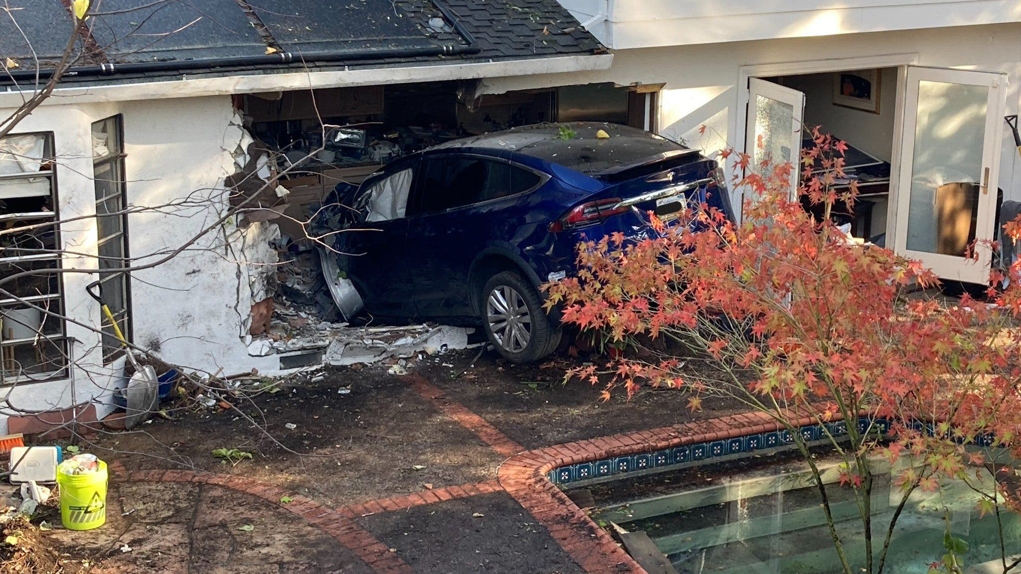 News :California Tesla driver flies over pool, crashes through house and stops in kitchen, police say