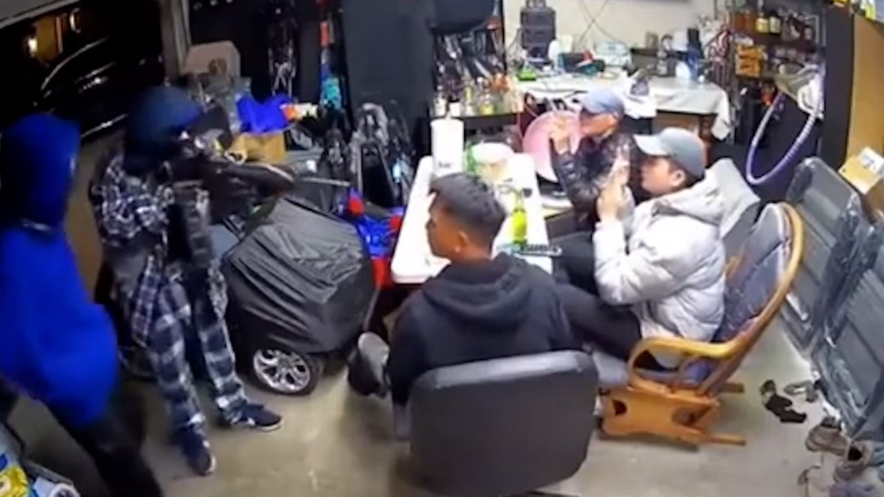 Washington men beat up armed robbers and wrestle away their gun, wild home security video shows