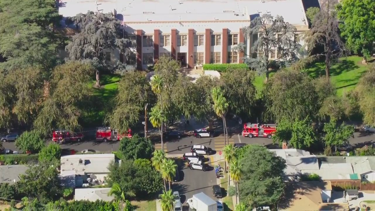 News :Los Angeles high school on lockdown after students stabbed