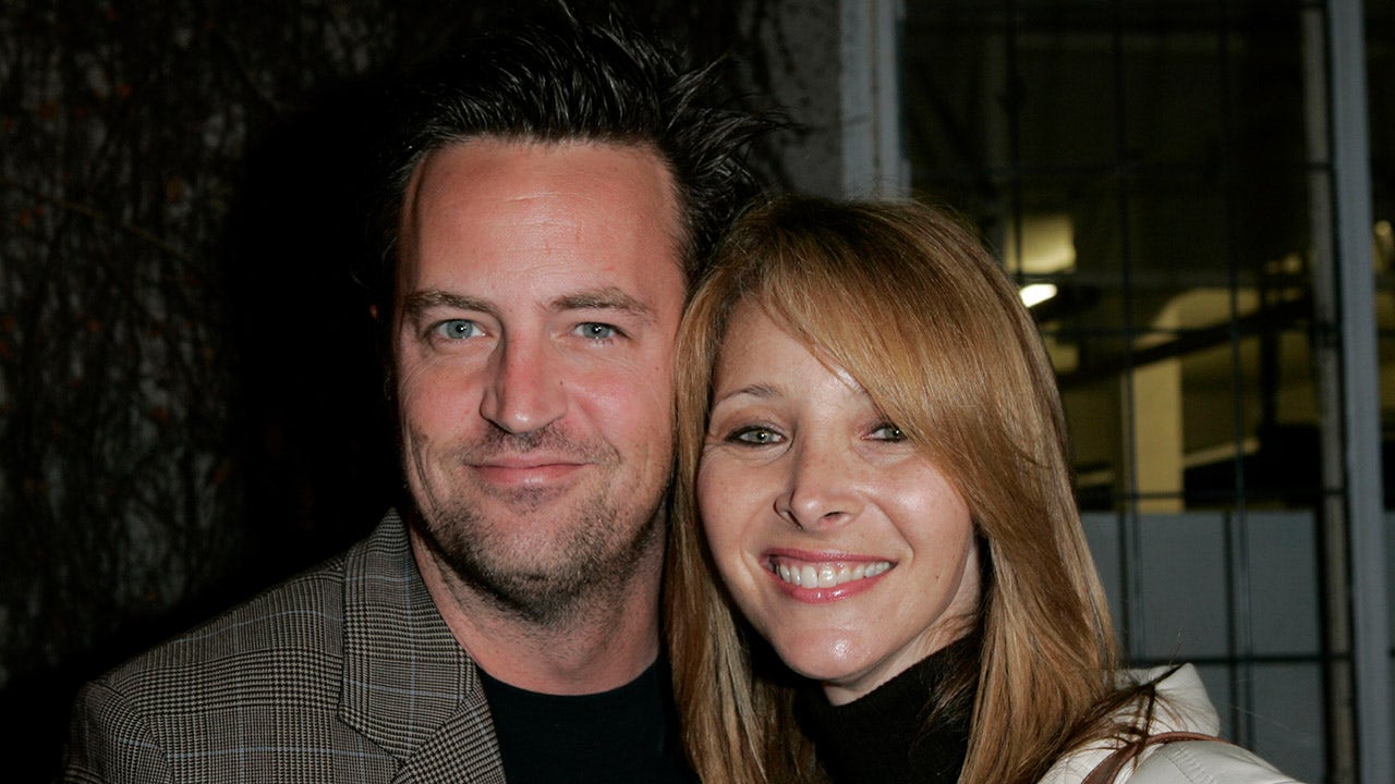 Matthew Perry’s ‘Friends’ co-star Lisa Kudrow many thanks him for ‘open coronary heart in a six-way relationship’