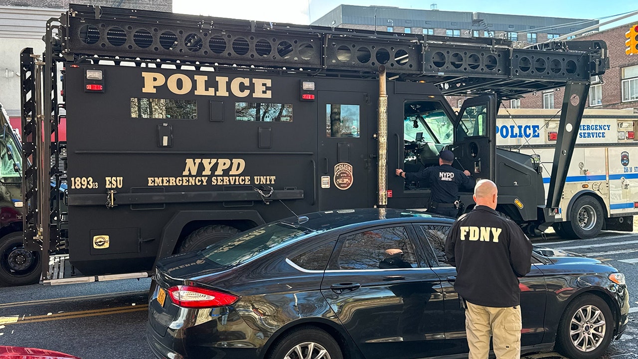 News :NYPD exchanges gunfire with suspect barricaded inside Queens apartment
