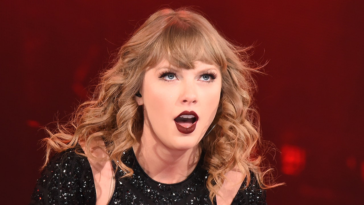 Taylor Swift nói đùa về phép thuật phù thủy, ‘không bao giờ đánh bại những cáo buộc về phép thuật’ sau khoảnh khắc hòa nhạc điên rồ