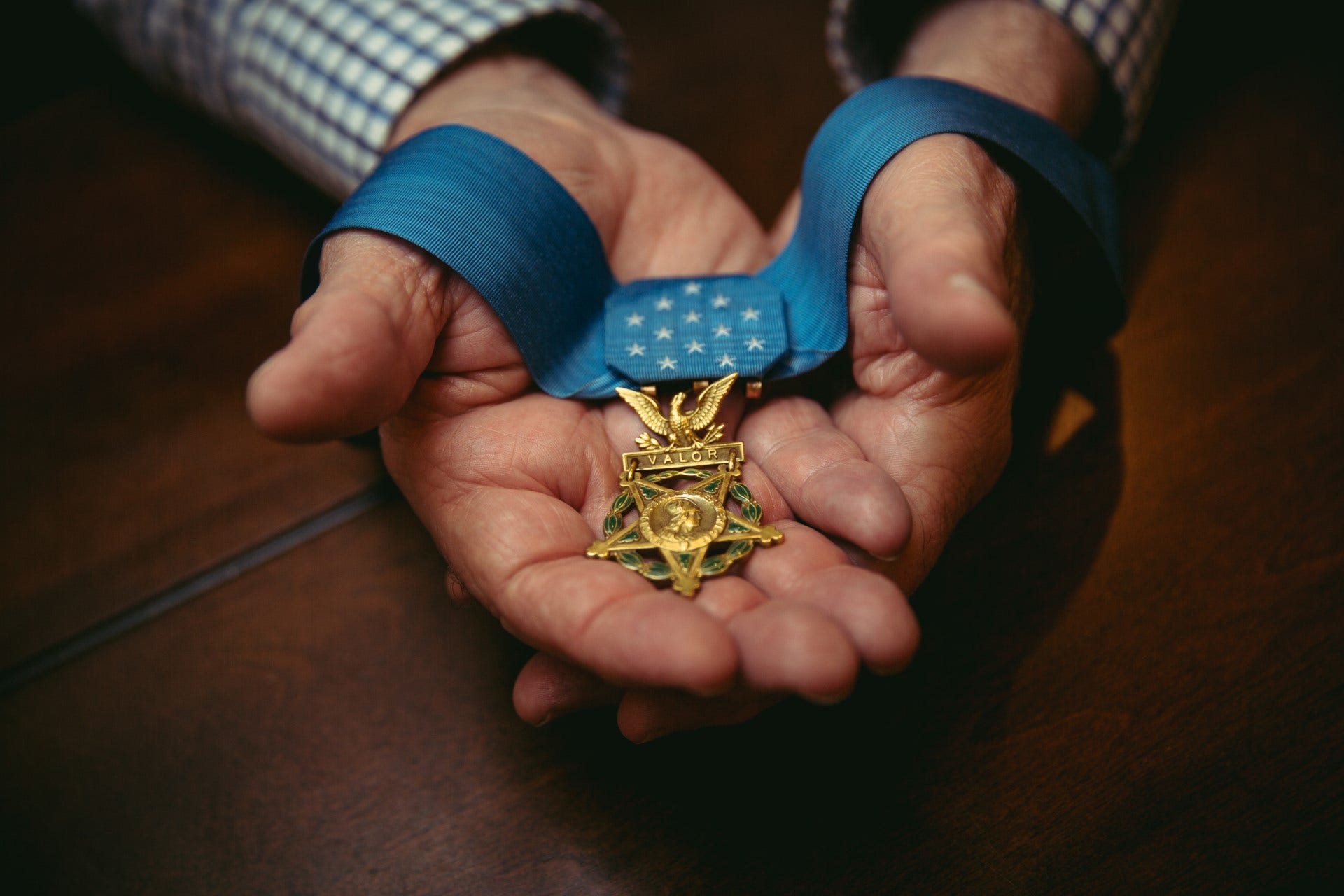 Medal of Honor recipient shows heroism by helping others