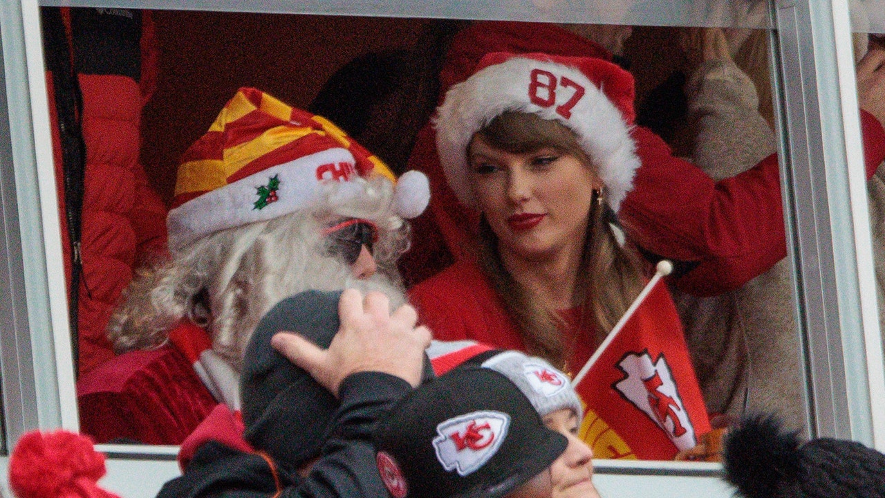 How Taylor Swift is spending Christmas with Travis Kelce. (William Purnell/Icon Sportswire via Getty Images)