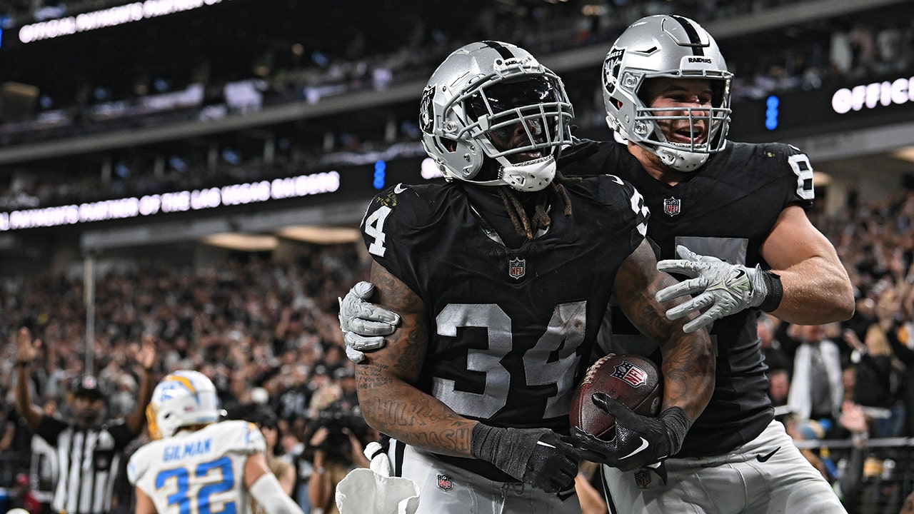 Raiders score team-record 63 points in blowout of Chargers