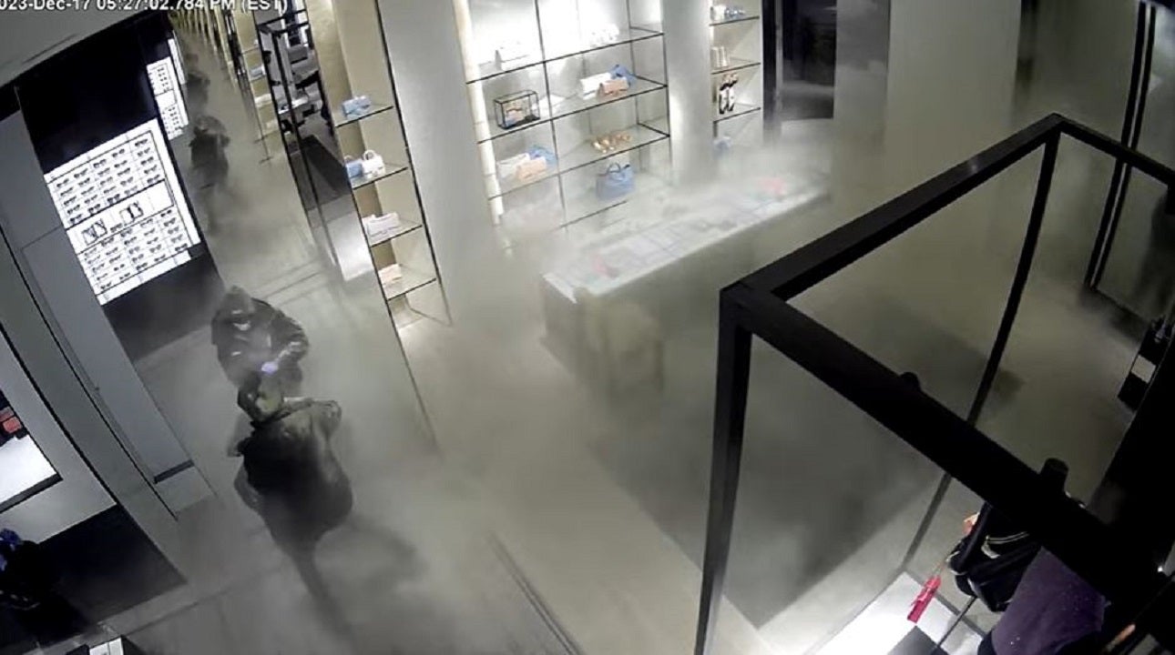 News :DC smash-and-grab crew steals $250K worth of items from Chanel store, discharge fire extinguisher, police say