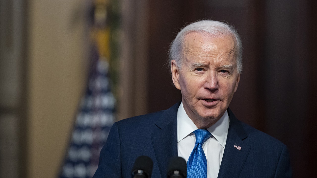 You are currently viewing Biden confirms plans to airdrop aid into Gaza after stampede kills over 100