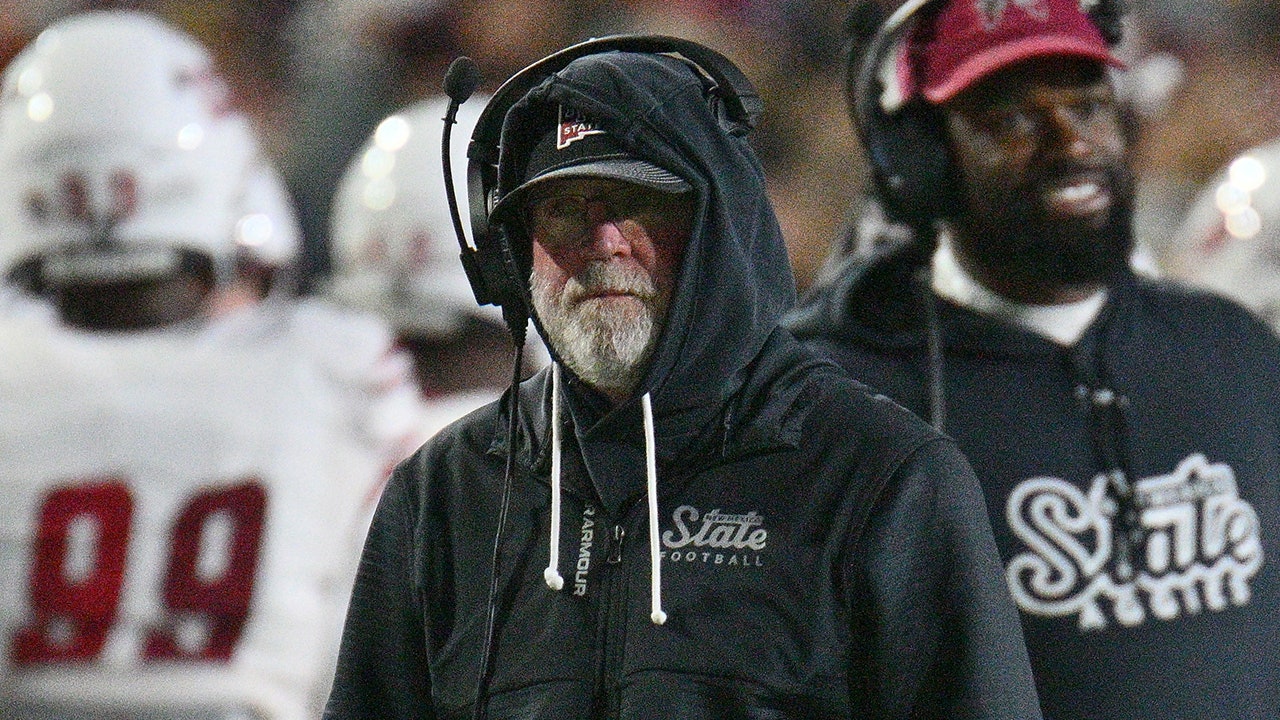 New Mexico State coach rips rival AD over alleged bowl game mishap: 'That's chickens—'