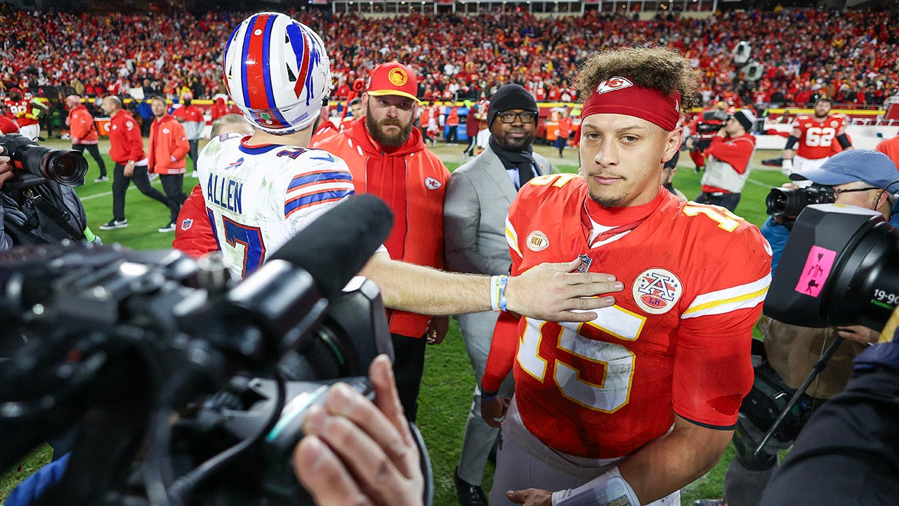 Patrick Mahomes gives Josh Allen an expletive earful after frustrating end to game | Fox News