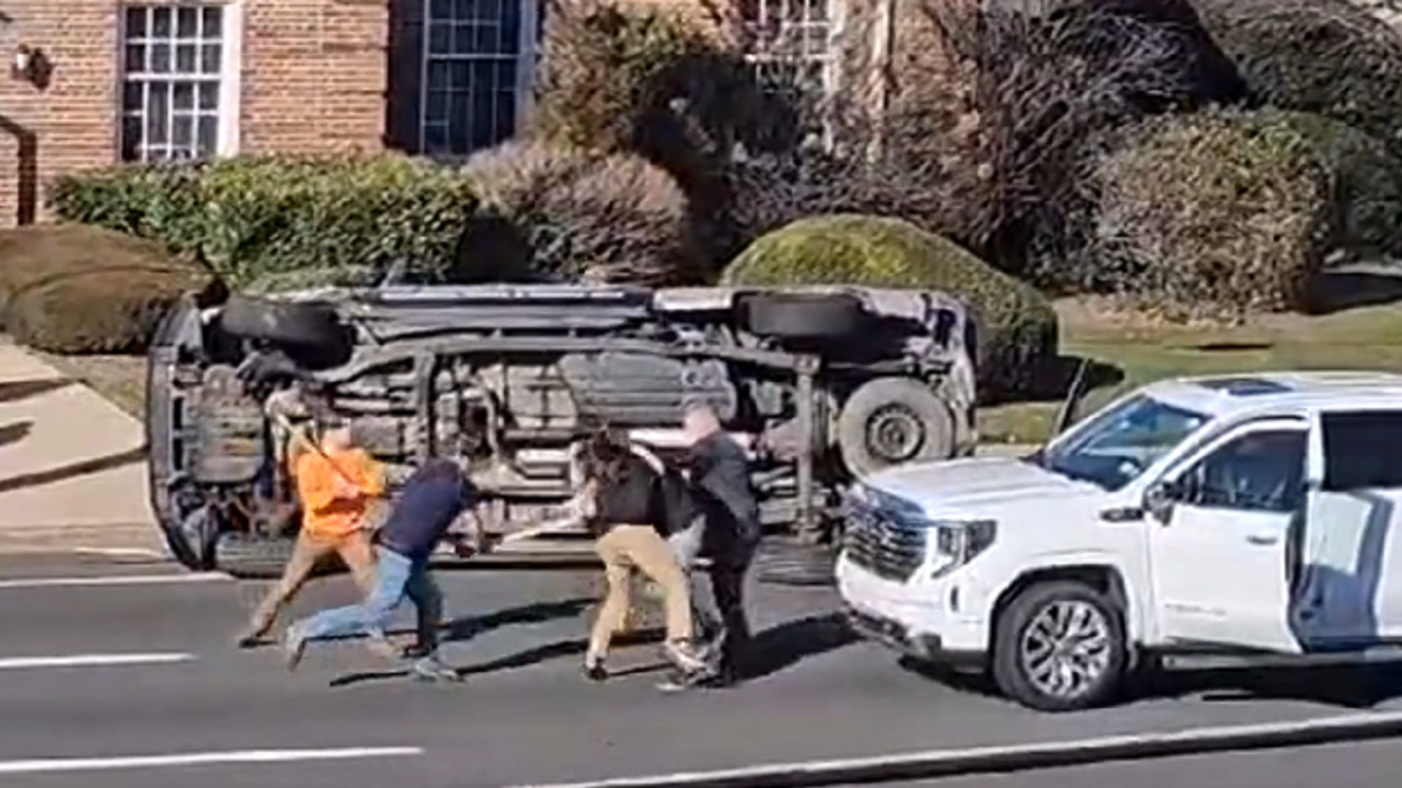 纽约视频记录了车祸后的疯狂高速公路争斗