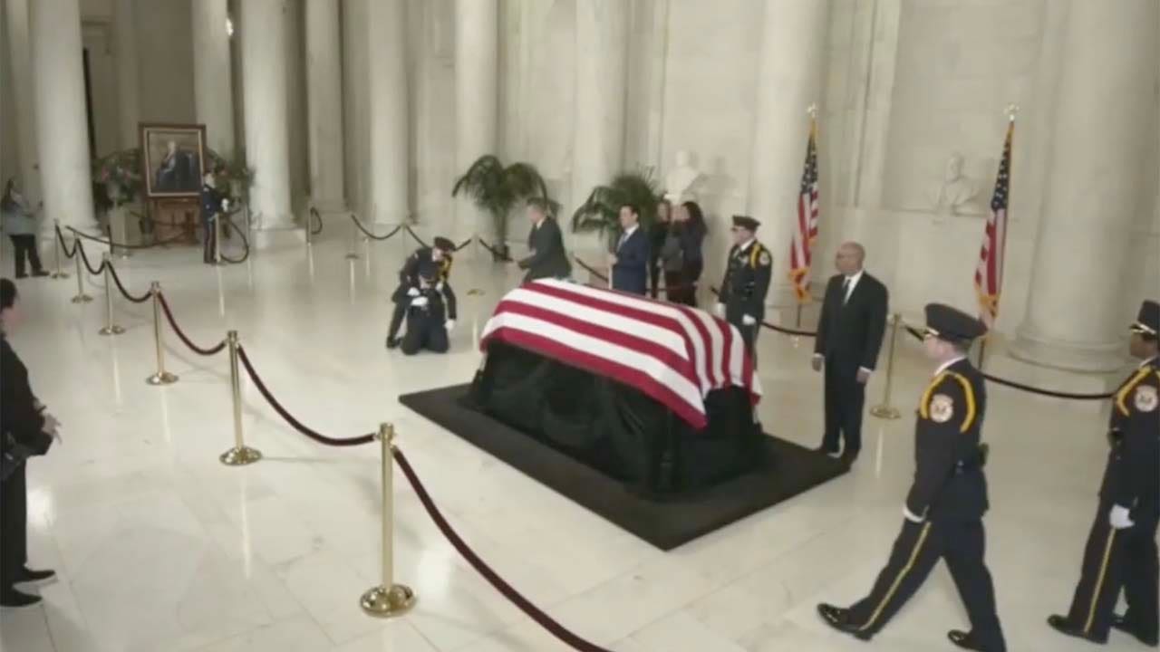 Honor guard collapses while guarding casket of Supreme Court Justice ...