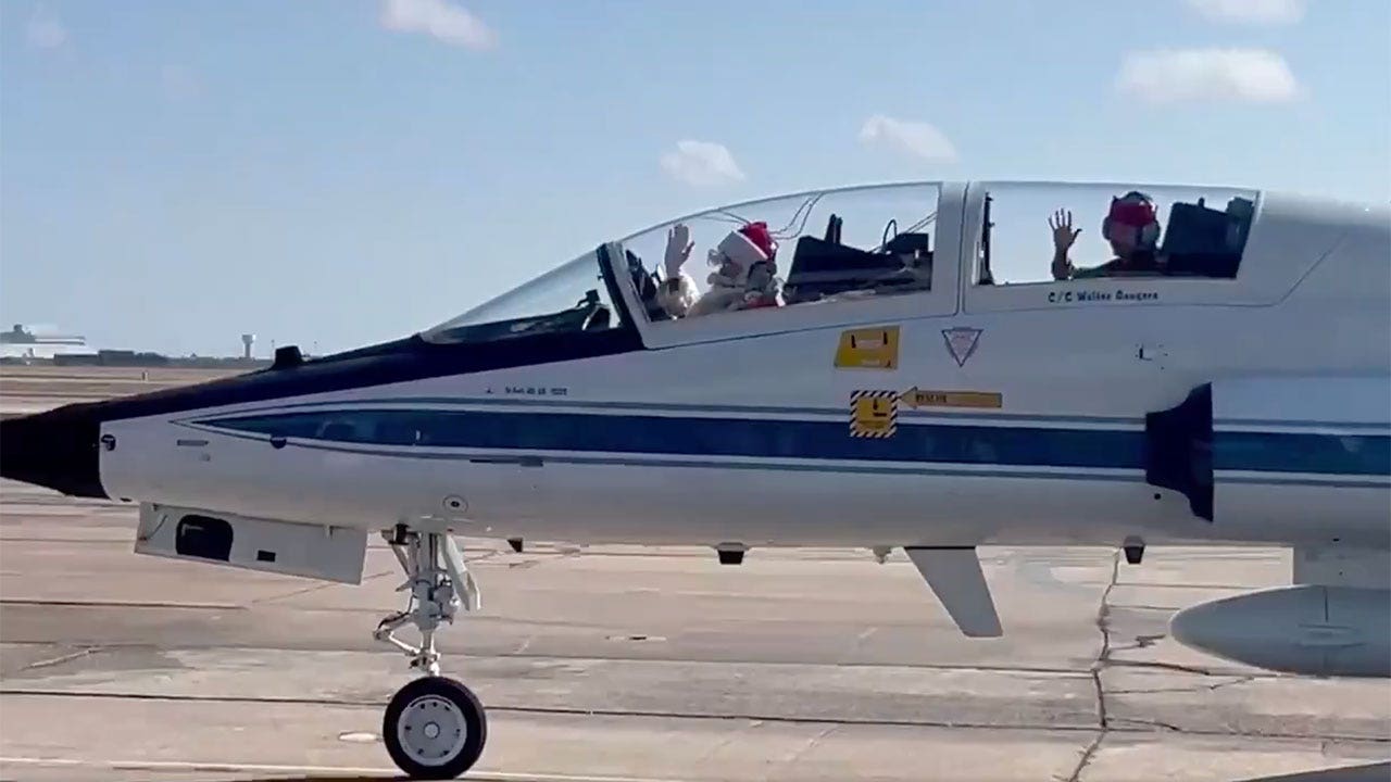 https://static.foxnews.com/foxnews.com/content/uploads/2023/12/santa-texas-jet-1.jpg