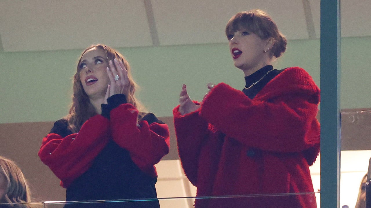 Taylor Swift on hand at Lambeau Field to watch Travis Kelce