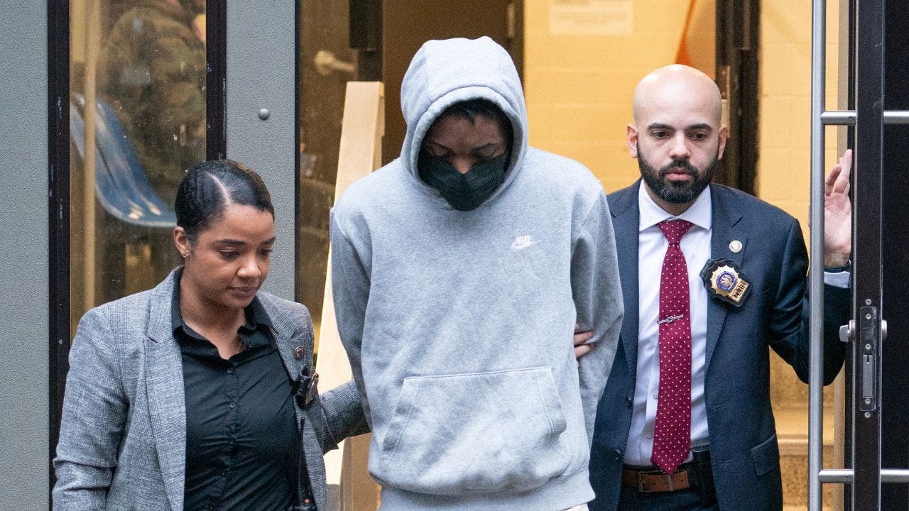 纽约男子因在与其在网上认识的10岁女孩家中强奸她而被警方起诉