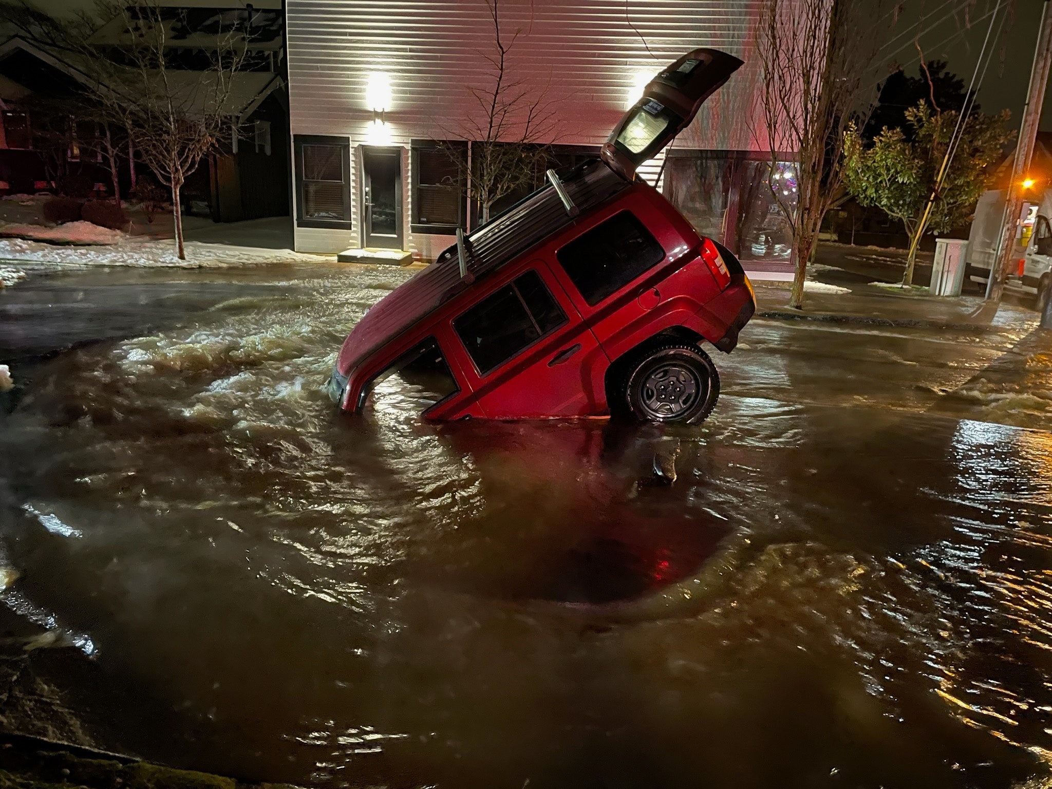 Couple escapes from car after it plunges into sinkhole in Washington state: 'Felt like the movies'