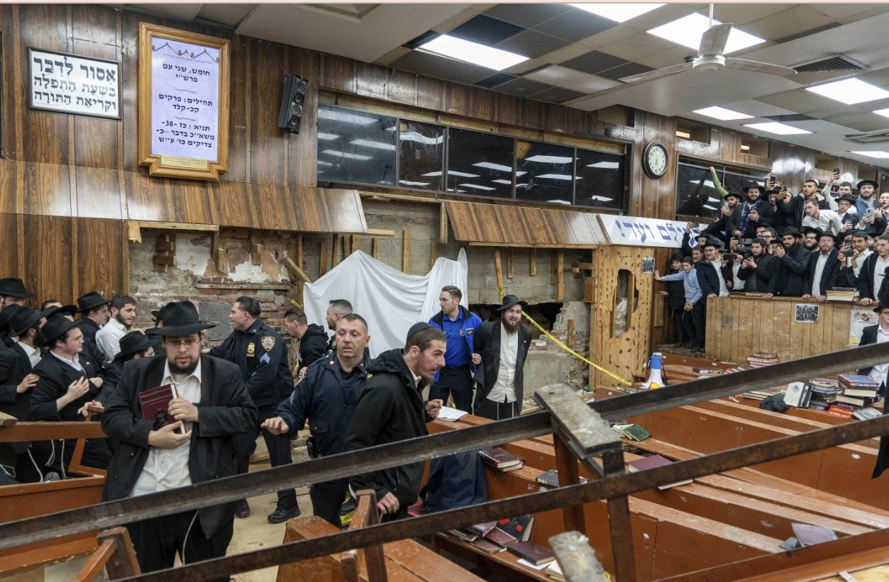 Wild clashes between NYPD, agitators outside synagogue tunnels caught on camera, go viral